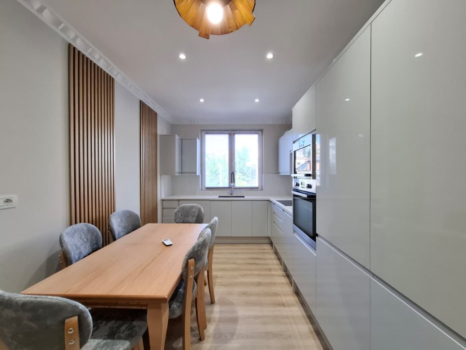 Tirane, jepet me qera apartament 2+1+Ballkon Kati 2, 140 m² 600 € (Rruga e elbasanit fakulteti ekonomik)