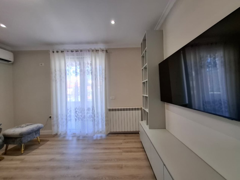 Tirane, jepet me qera apartament 2+1+Ballkon Kati 2, 140 m² 600 € (Rruga e elbasanit fakulteti ekonomik)