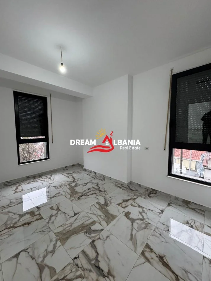 Tirane, jepet me qera apartament 2+1 , 112 m² 600 € (prane Fushes Sportit ne Ali Dem)