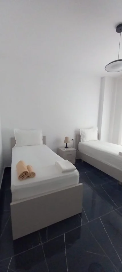 Tirane, jepet me qera apartament 2+1+Ballkon Kati 1, 98 m² 600 € (oxhaku)