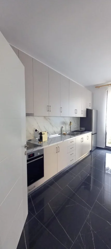 Tirane, jepet me qera apartament 2+1+Ballkon Kati 1, 98 m² 600 € (oxhaku)