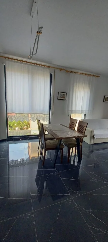 Tirane, jepet me qera apartament 2+1+Ballkon Kati 1, 98 m² 600 € (oxhaku)