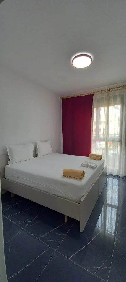 Tirane, jepet me qera apartament 2+1+Ballkon Kati 1, 98 m² 600 € (oxhaku)