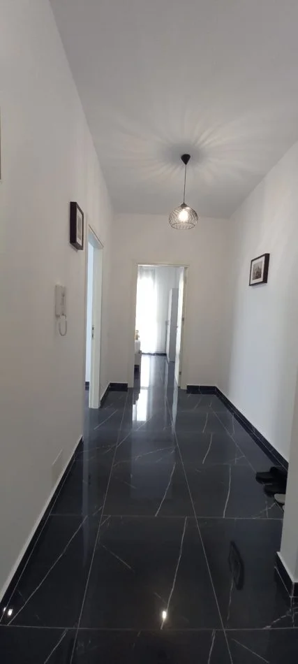 Tirane, jepet me qera apartament 2+1+Ballkon Kati 1, 98 m² 600 € (oxhaku)