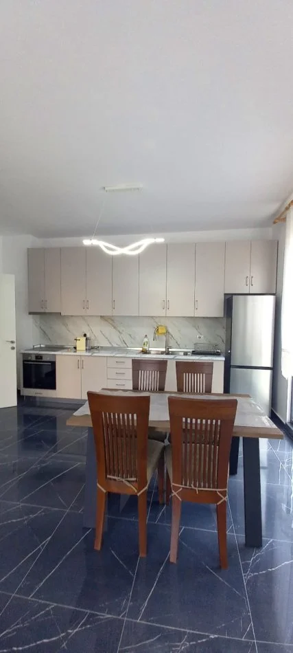 Tirane, jepet me qera apartament 2+1+Ballkon Kati 1, 98 m² 600 € (oxhaku)