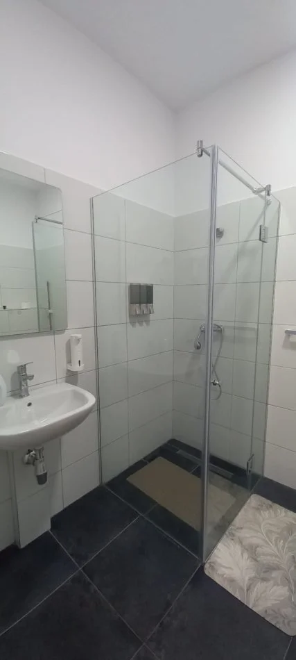 Tirane, jepet me qera apartament 2+1+Ballkon Kati 1, 98 m² 600 € (oxhaku)