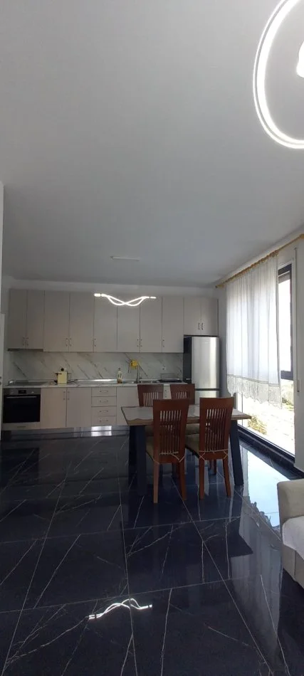 Tirane, jepet me qera apartament 2+1+Ballkon Kati 1, 98 m² 600 € (oxhaku)