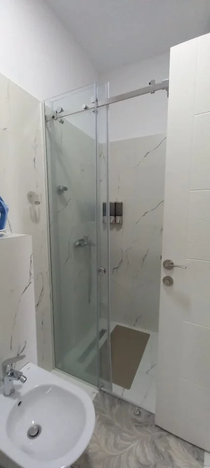 Tirane, jepet me qera apartament 2+1+Ballkon Kati 4, 100 m² 600 € (Oxhaku)