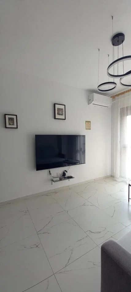 Tirane, jepet me qera apartament 2+1+Ballkon Kati 4, 100 m² 600 € (Oxhaku)