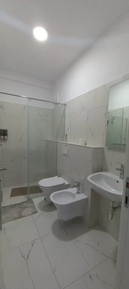 Tirane, jepet me qera apartament 2+1+Ballkon Kati 4, 100 m² 600 € (Oxhaku)