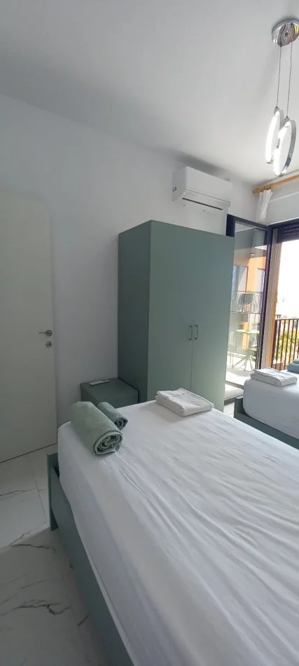 Tirane, jepet me qera apartament 2+1+Ballkon Kati 4, 100 m² 600 € (Oxhaku)