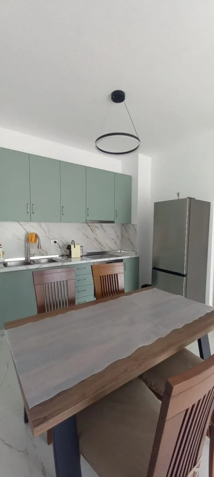 Tirane, jepet me qera apartament 2+1+Ballkon Kati 4, 100 m² 600 € (Oxhaku)