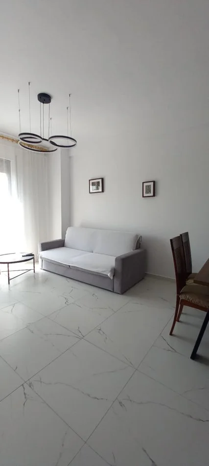 Tirane, jepet me qera apartament 2+1+Ballkon Kati 4, 100 m² 600 € (Oxhaku)