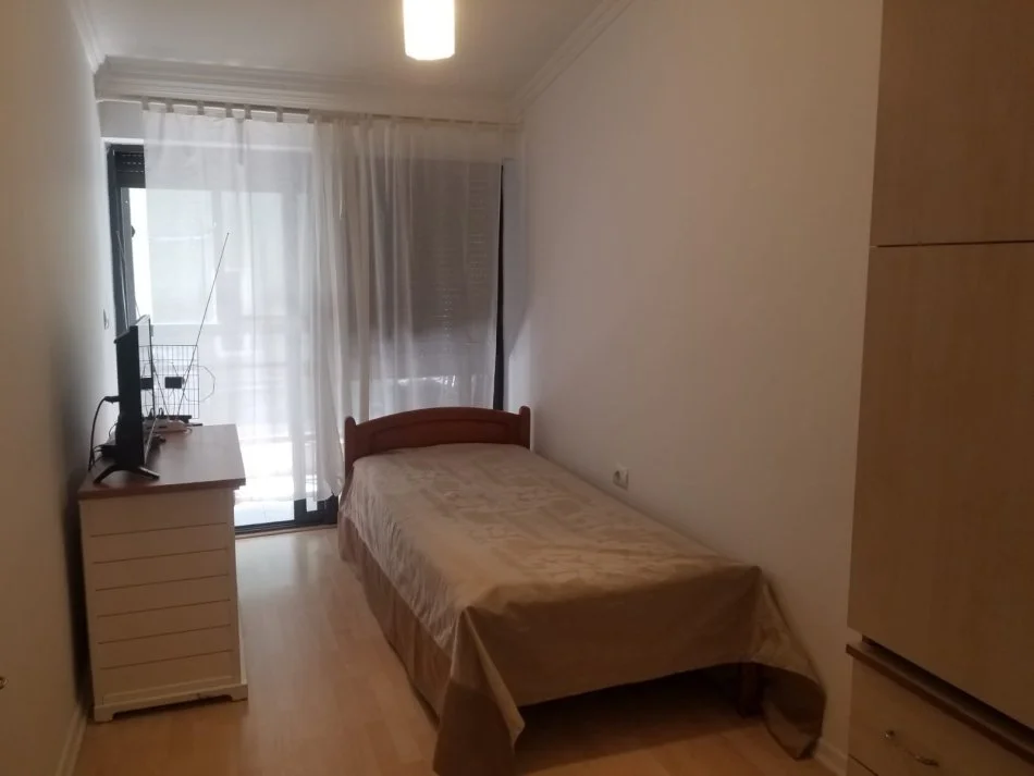 Tirane, jap me qera apartament 2+1+Ballkon Kati 3, 112 m² 800 € (afer kafe roma)