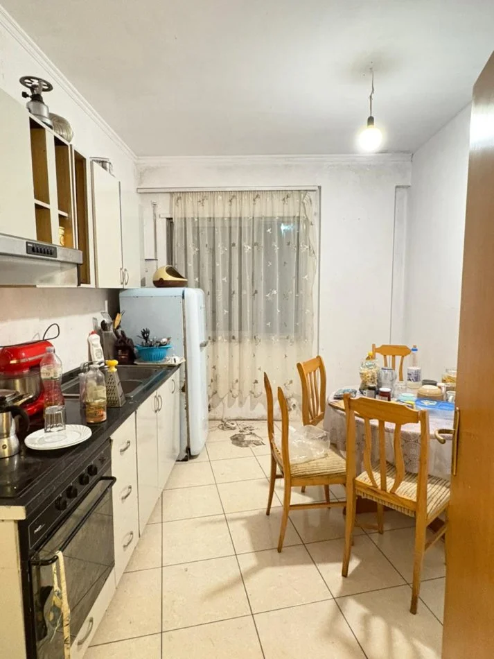 Tirane, jepet me qera apartament 2+1 Kati 3, 500 € (Kopshti Botanik, prane Xhamise)