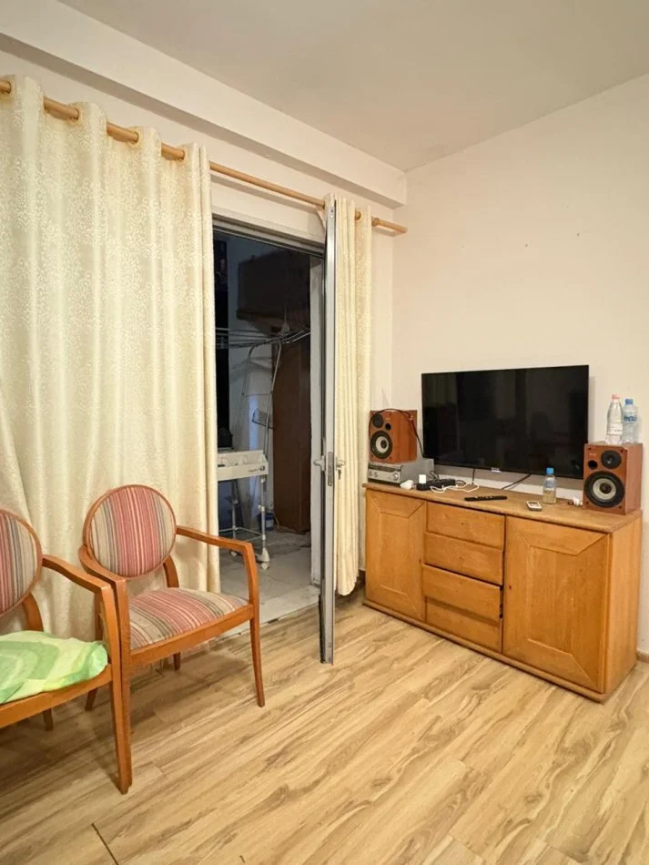 Tirane, jepet me qera apartament 2+1 Kati 3, 500 € (Kopshti Botanik, prane Xhamise)