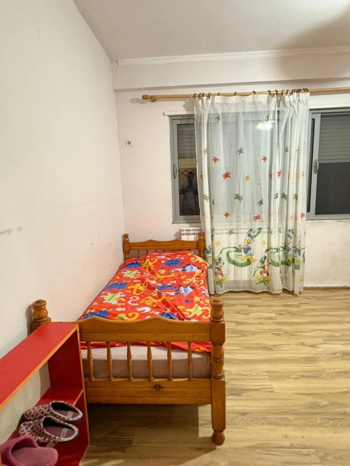 Tirane, jepet me qera apartament 2+1 Kati 3, 500 € (Kopshti Botanik, prane Xhamise)
