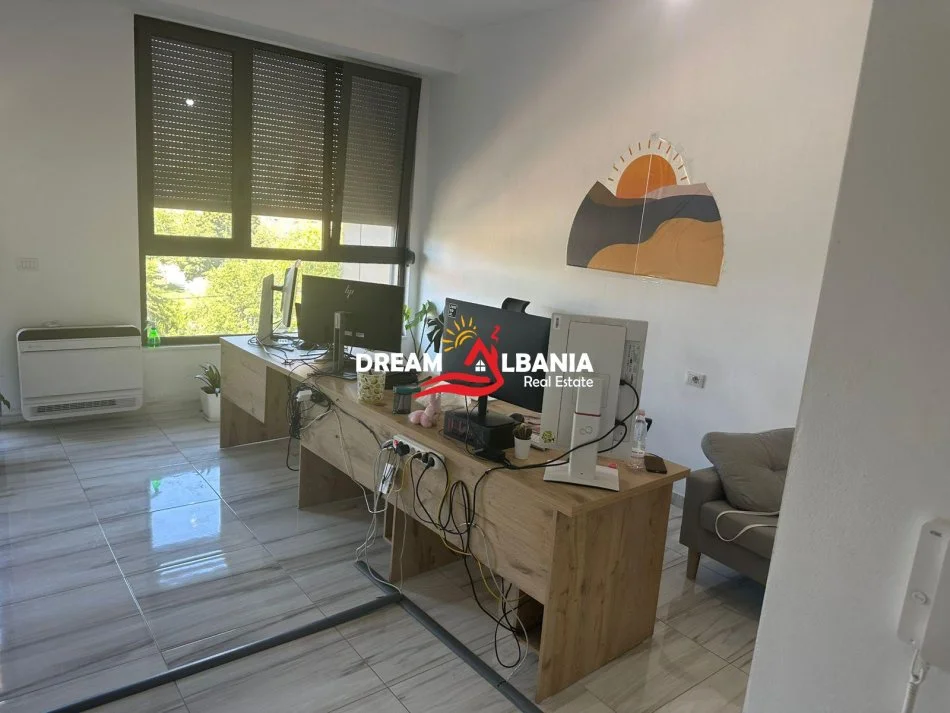 Tirane, jepet me qera zyre , 134 m² 650 € (prane Fushes Sportit ne Ali Dem)