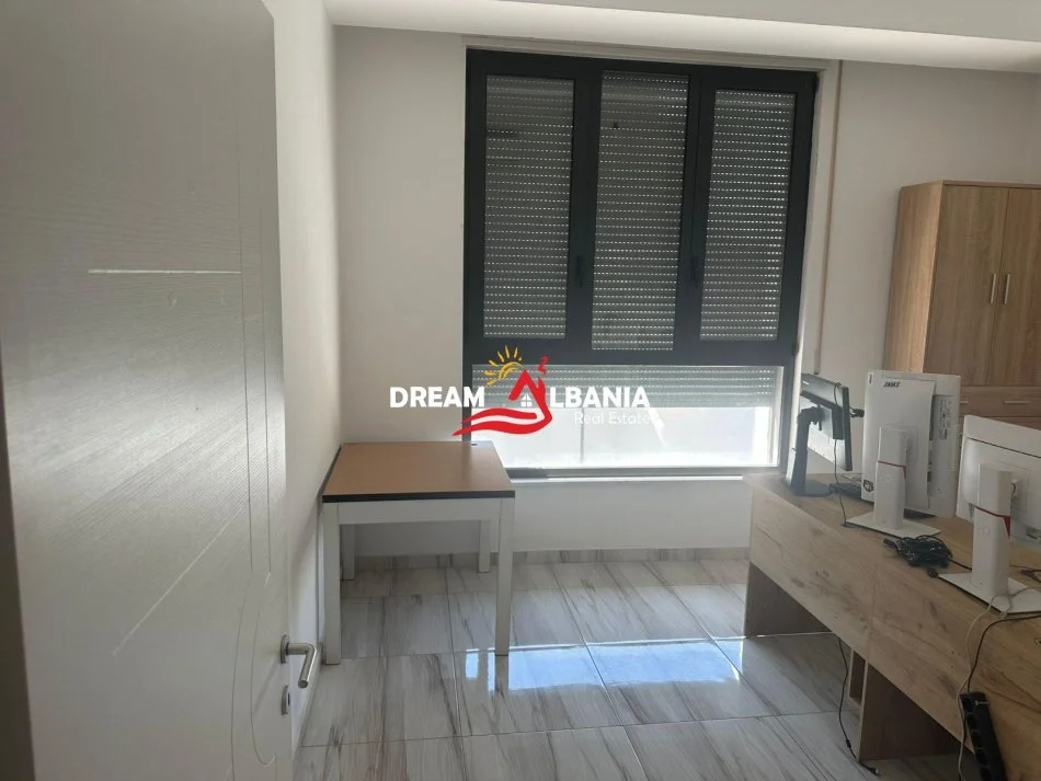 Tirane, jepet me qera zyre , 134 m² 650 € (prane Fushes Sportit ne Ali Dem)