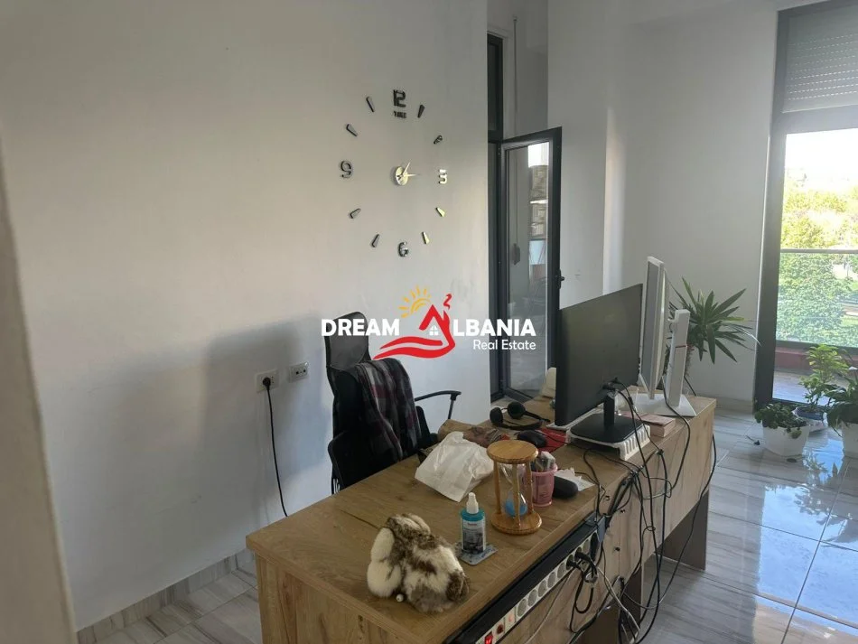 Tirane, jepet me qera zyre , 134 m² 650 € (prane Fushes Sportit ne Ali Dem)
