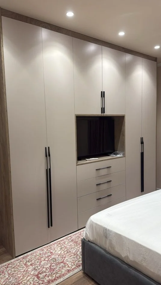 Tirane, jepet me qera apartament 1+1 Kati 3, 70 m² 1.000 € (Liqeni Thate)