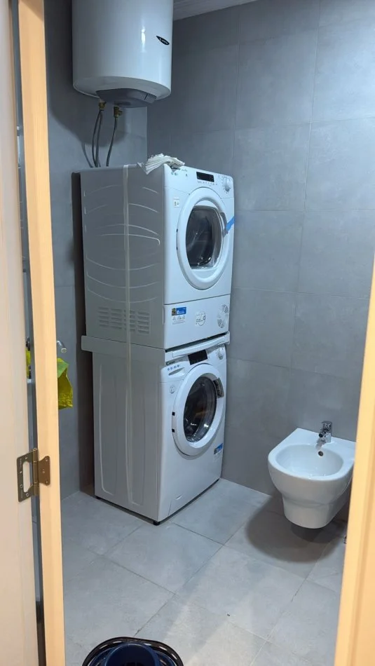 Tirane, jepet me qera apartament 1+1 Kati 3, 70 m² 1.000 € (Liqeni Thate)