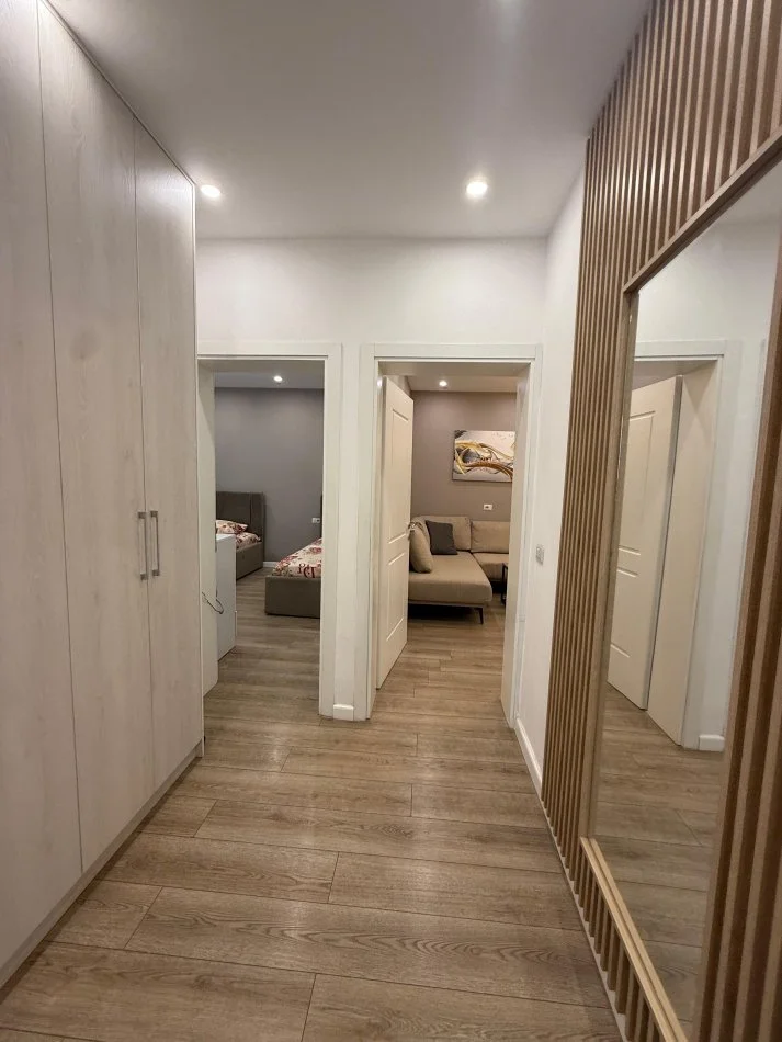 Tirane, jepet me qera apartament 1+1+Ballkon Kati 4, 600 € (Rruga Ferit Xhajko)
