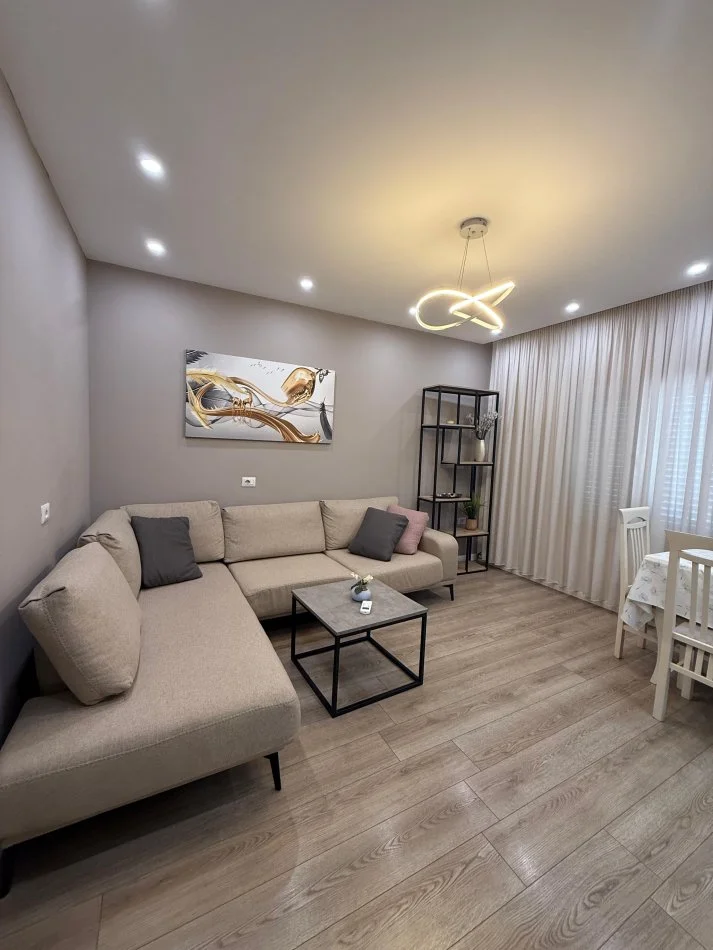 Tirane, jepet me qera apartament 1+1+Ballkon Kati 4, 600 € (Rruga Ferit Xhajko)