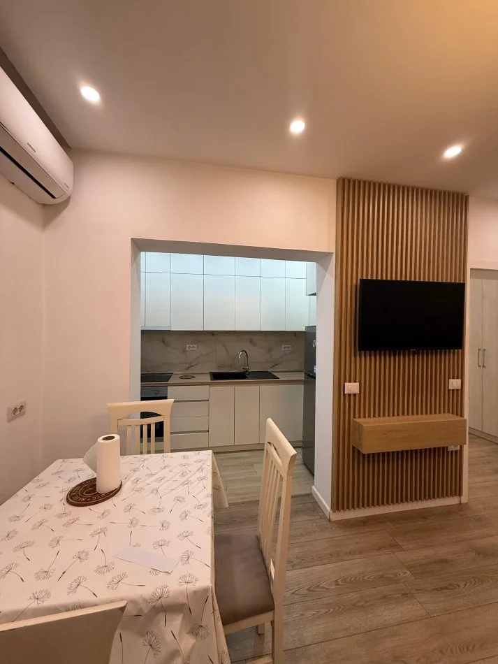 Tirane, jepet me qera apartament 1+1+Ballkon Kati 4, 600 € (Rruga Ferit Xhajko, prane Ish Restorant Durresit)