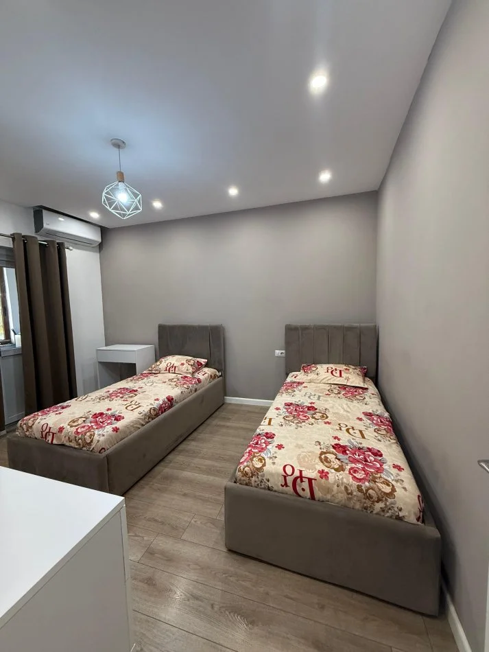 Tirane, jepet me qera apartament 1+1+Ballkon Kati 4, 600 € (Rruga Ferit Xhajko, prane Ish Restorant Durresit)