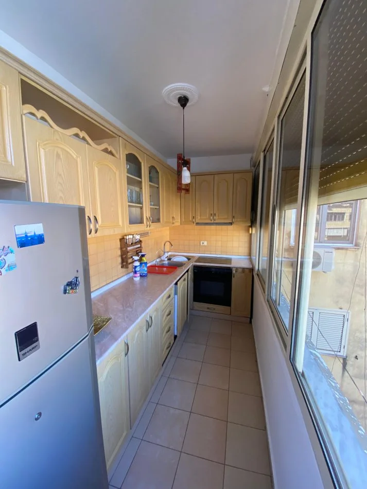 Tirane, jepet me qera apartament 2+1 Kati 4, 110 m² 700 € (Rruga e Kosovareve)