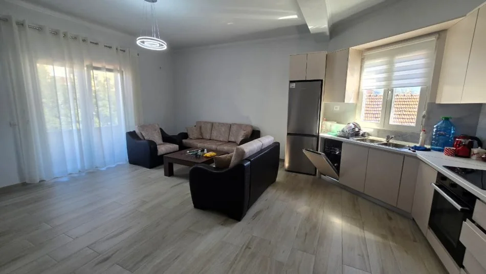 Tirane, jepet me qera apartament 2+1+Ballkon Kati 3, 100 m²