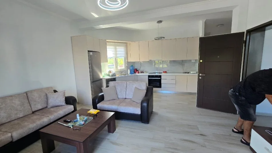 Tirane, jepet me qera apartament 2+1+Ballkon Kati 3, 100 m²