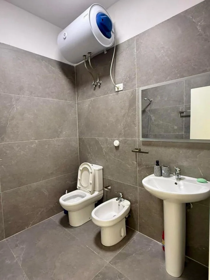 Me Qera : 2+1+2wc + 1 Post Parkimi 📍5 Maj - Sp.110m² - Kt 6 || Pallat i Ri