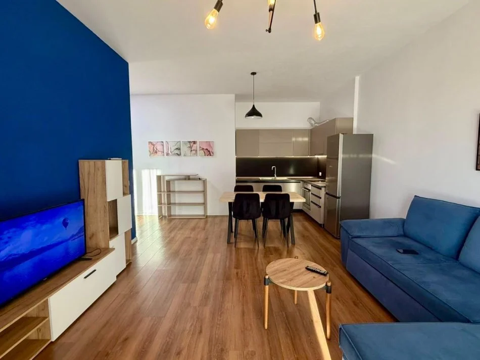 Me Qera : 2+1+2wc + 1 Post Parkimi 📍5 Maj - Sp.110m² - Kt 6 || Pallat i Ri