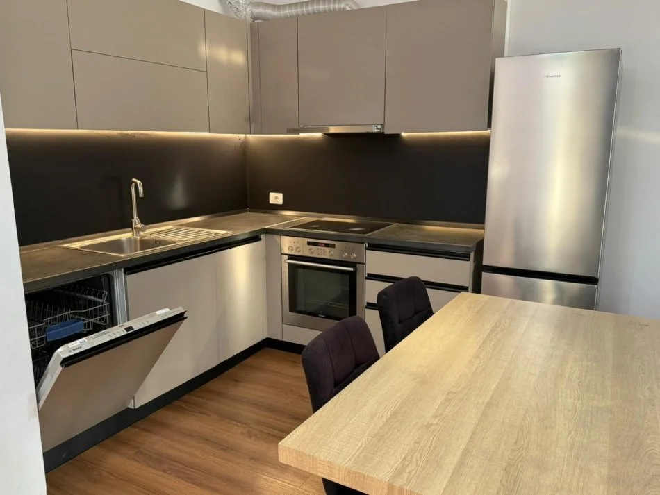 Me Qera : 2+1+2wc + 1 Post Parkimi 📍5 Maj - Sp.110m² - Kt 6 || Pallat i Ri