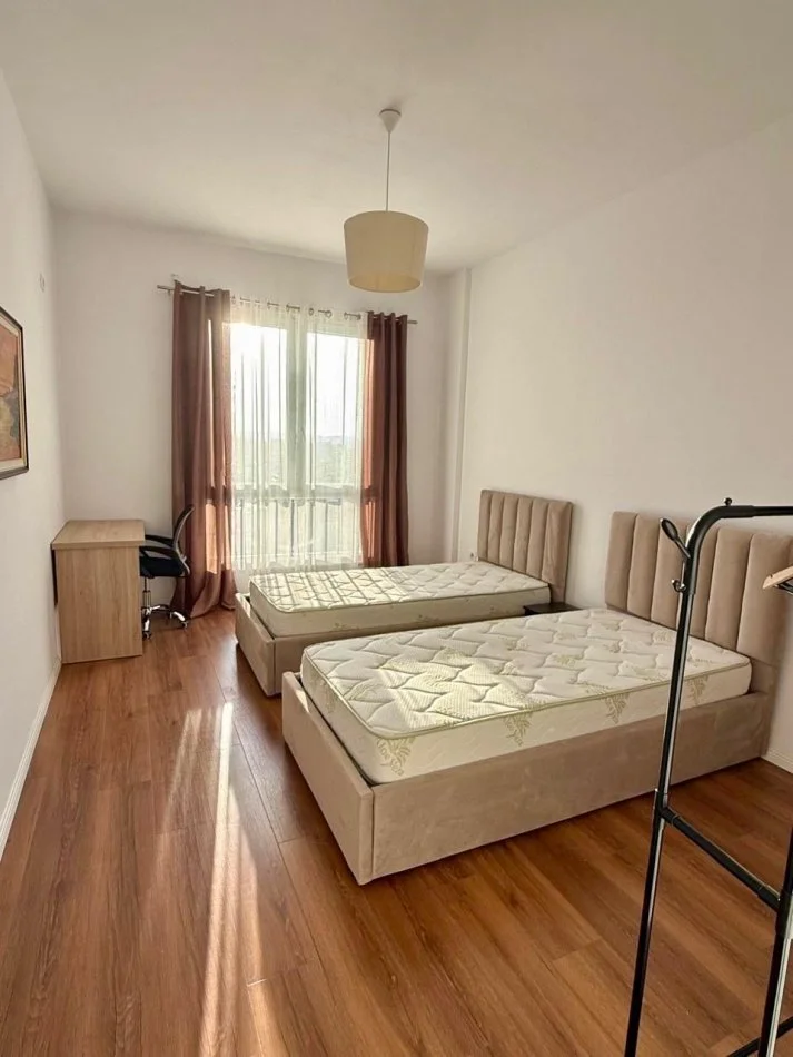 Me Qera : 2+1+2wc + 1 Post Parkimi 📍5 Maj - Sp.110m² - Kt 6 || Pallat i Ri