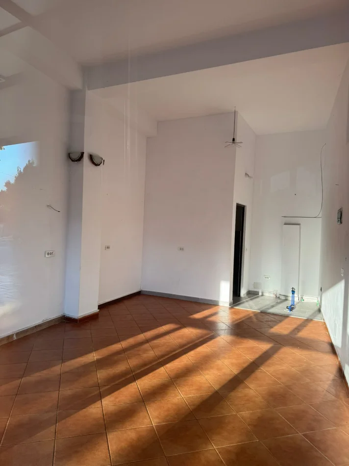 Durres, jepet me qera ambjent biznesi Kati 0, 30 m² 250 € (Rruga Aleksander Goga, Lgj 15, Spitalle (50m sa kalon shkollen Neim Babameto))