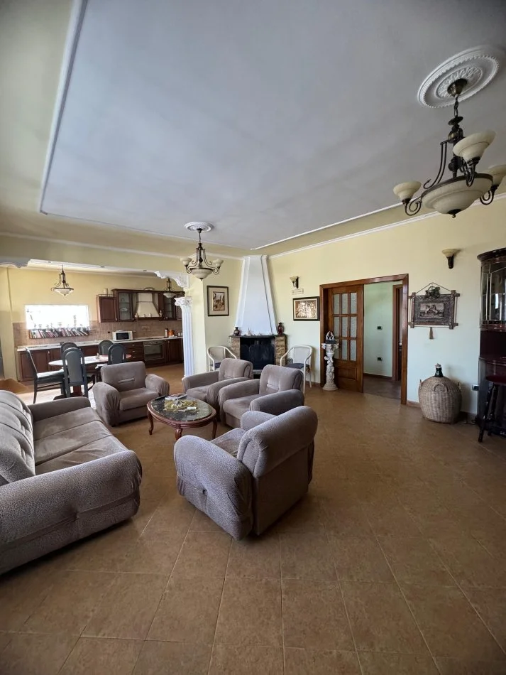 Tirane, ndarje qeraje me vajze kati i dytë i një vile 250 € (Selite)