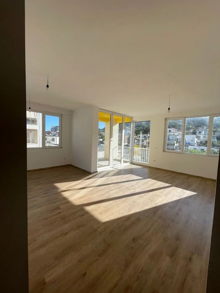 Tirane, jepet me qera apartament 2+1+Ballkon Kati 3, 100 m² 300 € (Vore)