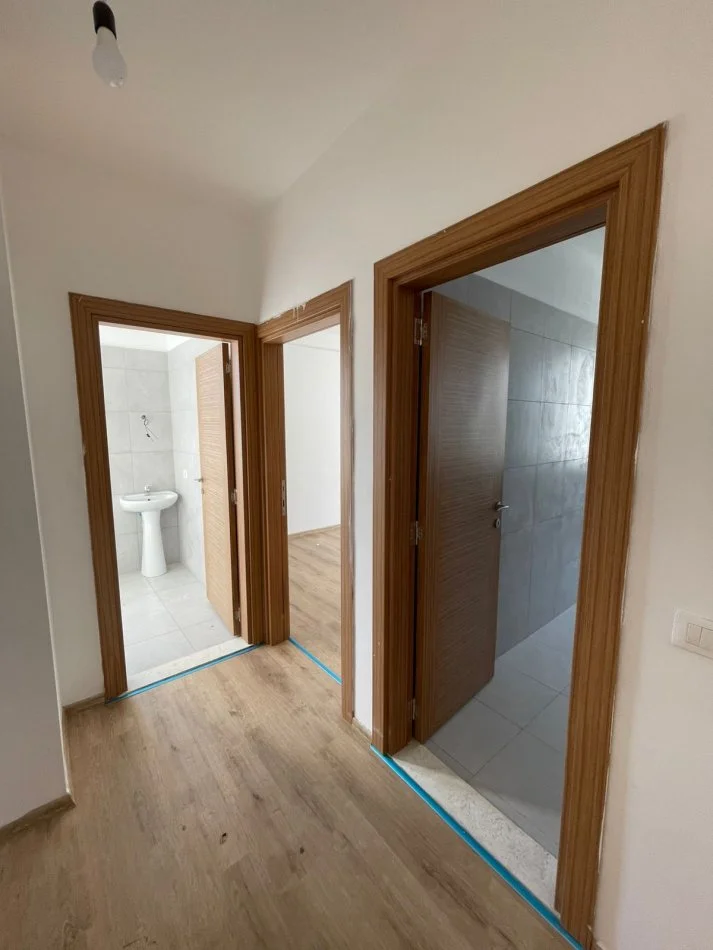 Tirane, jepet me qera apartament 2+1+Ballkon Kati 3, 100 m² 300 € (Vore)