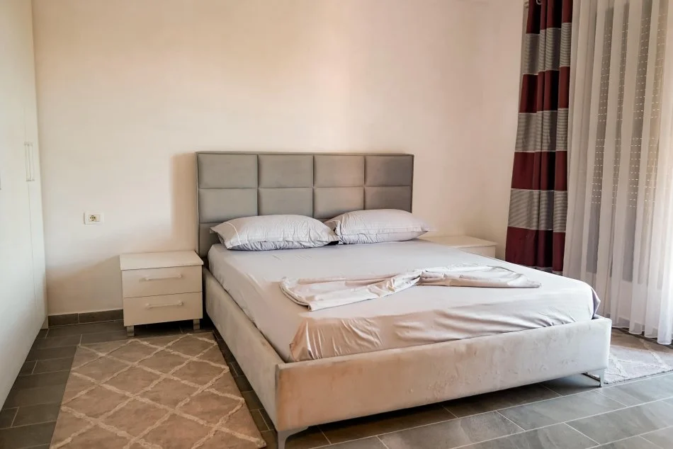 Durres, jepet me qera apartament 1+1+Ballkon Kati 4, 400 € (Plazh,Durres)