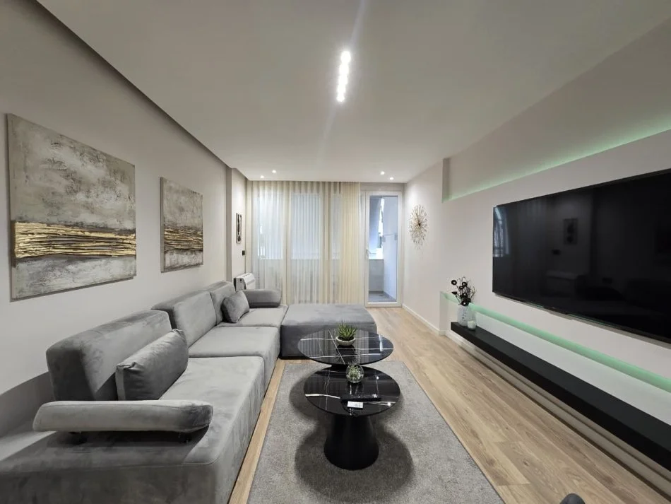 Tirane, jepet me qera apartament 2+1+Ballkon Kati 3, 120 m² 1.500 € (myslym shyri)