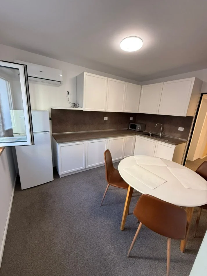 Tirane, jepet me qera zyre , 130 m² 1.500 € (Zogu i Zi)