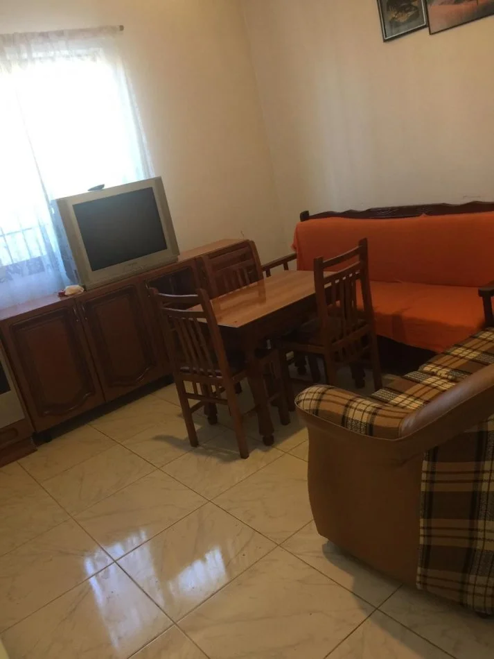 Tirane, jepet me qera Vile 1+1+Ballkon Kati 0, 45 m² 360 € (rruga gjon mili)