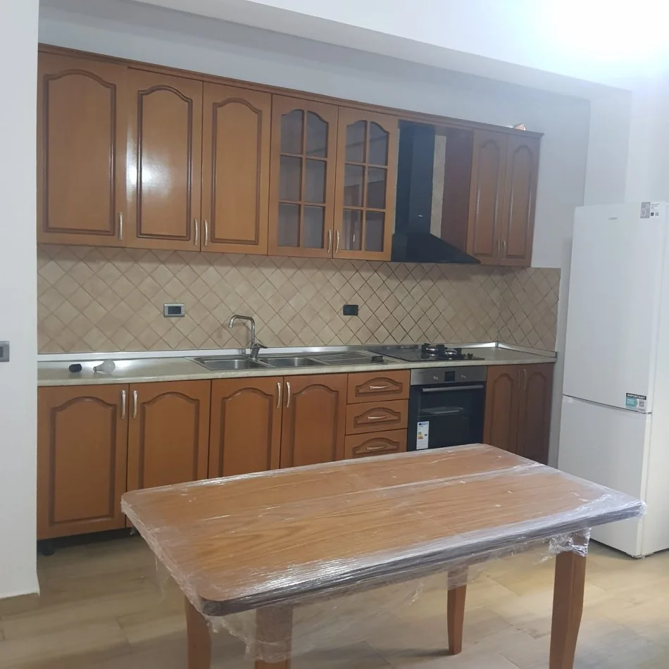 Tirane, jepet me qera Vile 1+1+Ballkon Kati 2, 90 m² 410 € (rruga gjon mili)