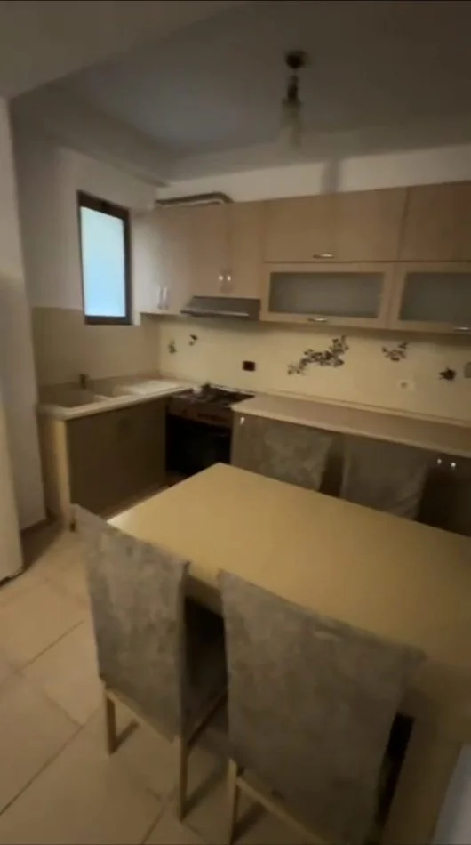 Tirane, jepet me qera Vile 2+1+Ballkon Kati 2, 130 m² 460 € (rruga isuf balta)