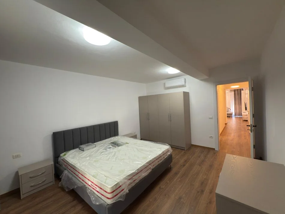 Tirane, jepet me qera apartament 1+1 Kati 2, 700 € (Kodra e Diellit 2)