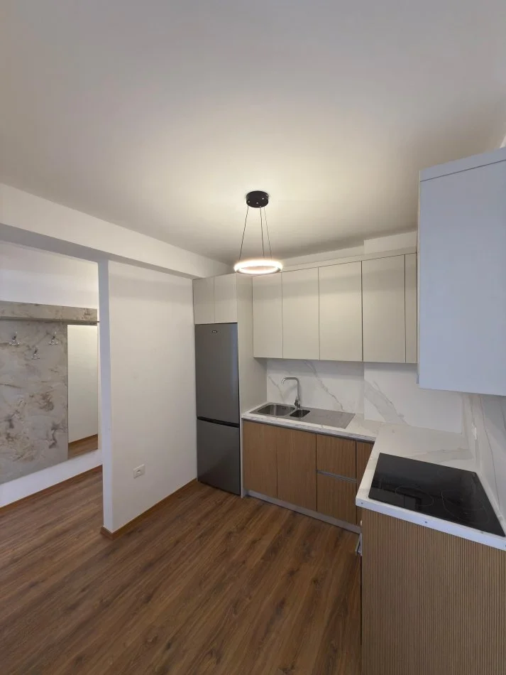 Tirane, jepet me qera apartament 1+1 Kati 2, 700 € (Kodra e Diellit 2)
