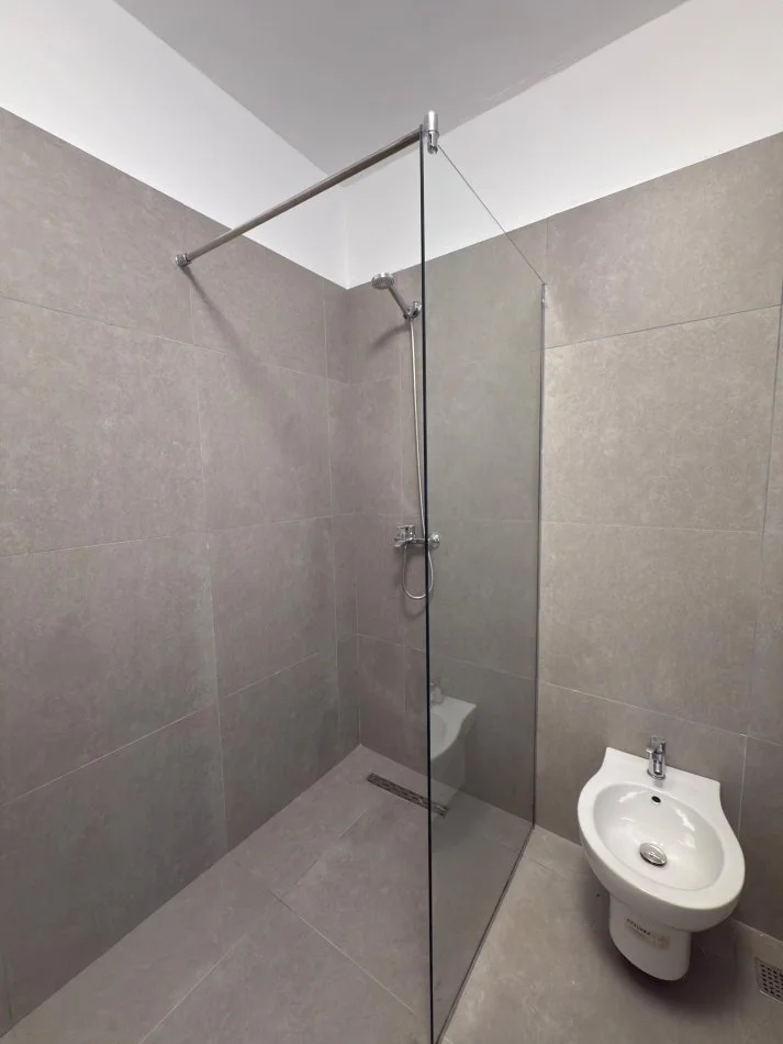 Tirane, jepet me qera apartament 1+1 Kati 2, 700 € (Kodra e Diellit 2)